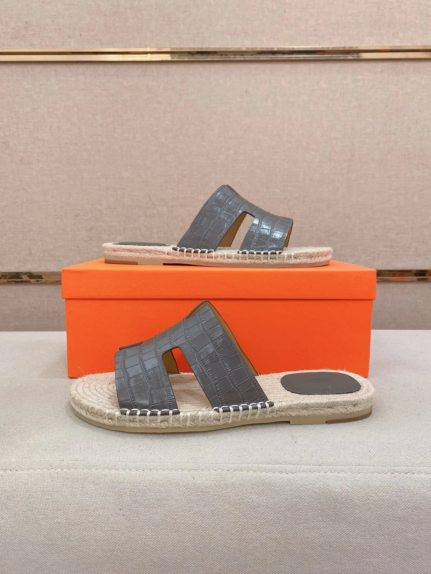 Factory price: 340💰high-end version. "HERMES" Hermès 💁♂️Men's casual slippers, compare the quality at the counter🧚🏿♂️ The upper is made of cowhide leather 🐊crocodile pattern workmanship, purely hand-drawn, raw rubber breathable and non-slip outsole, the inner is breathable and comfortable lambskin, the density is 100% comfortable, the original rubber outsole is wear-resistant and has a code number of 38-44. Can be customized 45-46-47💥🏆
